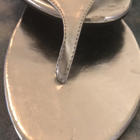 SZ 8 “A. J. VELENCI. S I L V E R.  BRUSHED SILVER BUCKLES W 1” heels very cute💋 - Picture 7 of 8